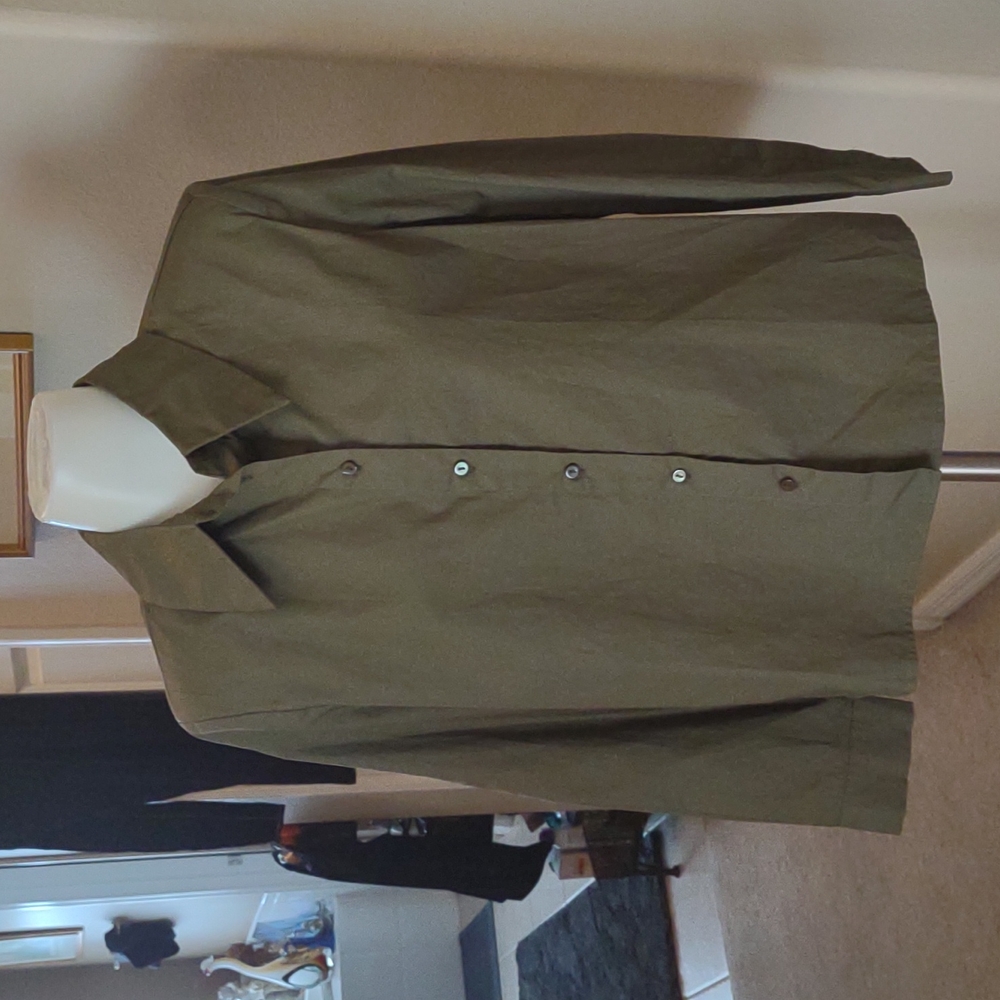 Q2 khaki green stretch blouse size medium point collar BNWT